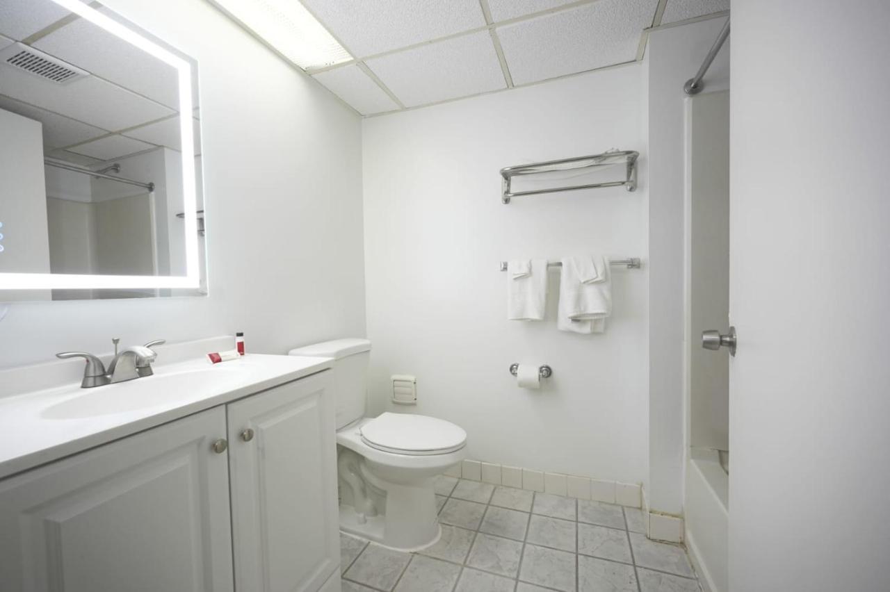 Berlin Greenwoods Inn & Suites מראה חיצוני תמונה